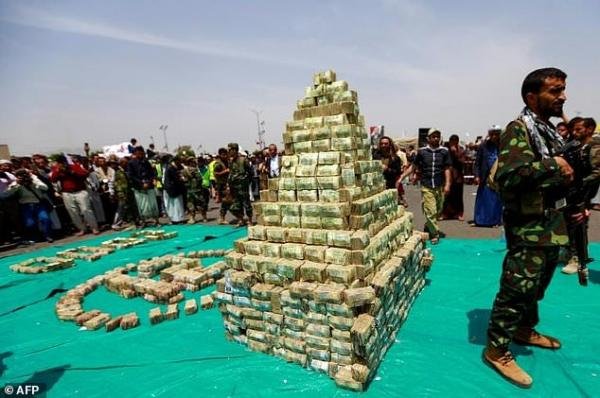 صورة لأموال استولت عليها المليشيا