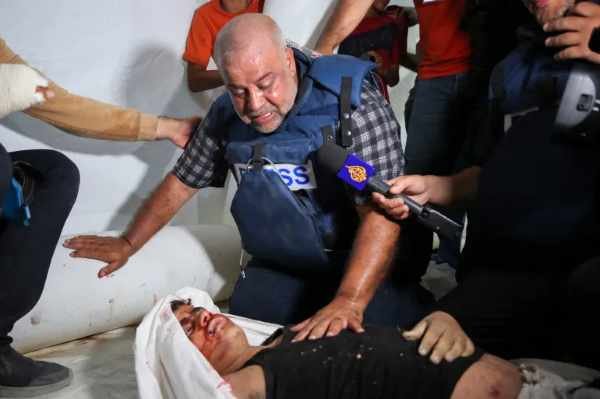 الدحدوح كان في موقعه الميداني يقوم بالتعليق على غارة يشنها الاحتلال أمام عدسات التصوير حين تلقى خبر استشهاد عائلته على الهواء
