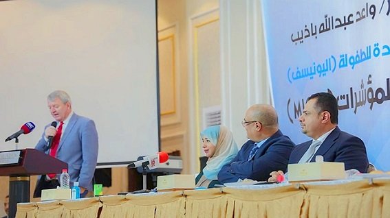 معين عبدالملك أثناء حضوره تدشين التقرير.