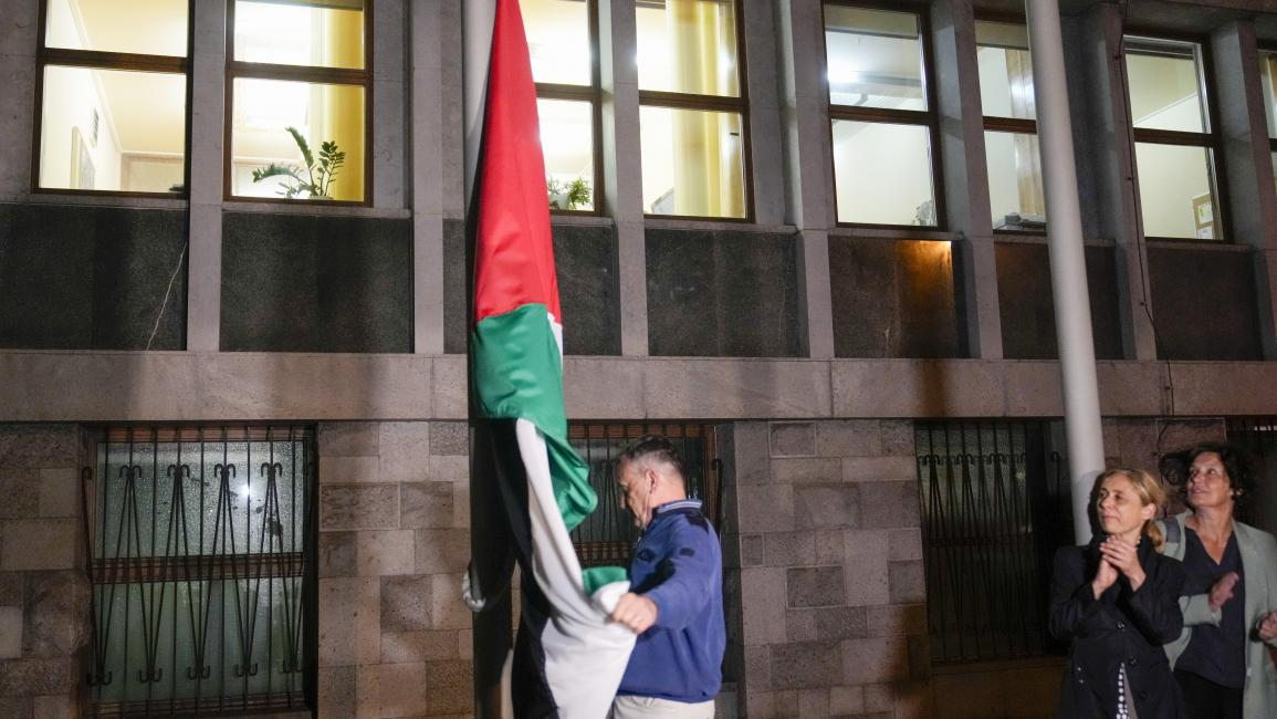 رفع العلم الفلسطيني في برلمان سلوفينيا الثلاثاء (داركو بانديتش/أسوشييتد برس)
