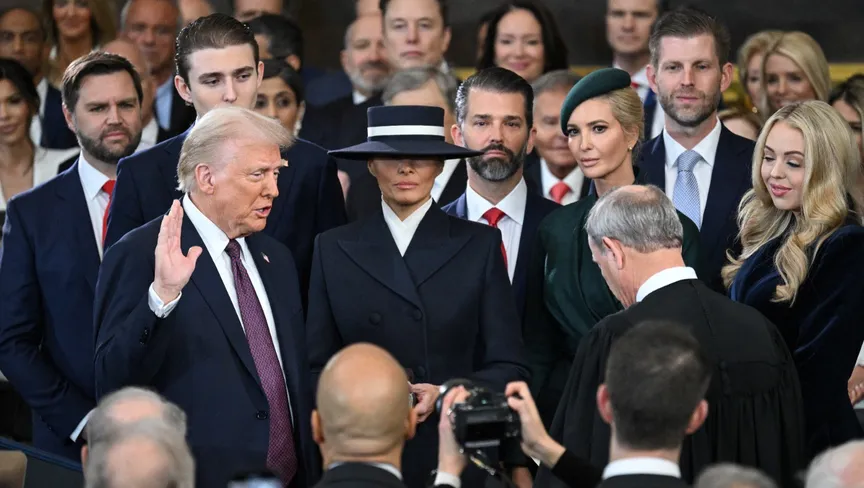 دونالد ترمب يؤدي اليمين رئيساً للولايات المتحدة خلال مراسم التنصيب في مبنى الكابيتول. 20 يناير 2025 (رويترز)