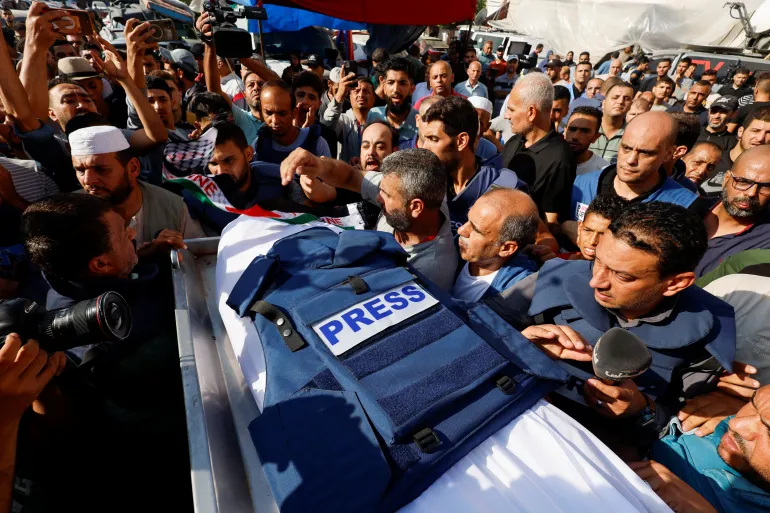 انتشر الصحفيون الفلسطينيون، فاستعدوا لنقل الصورة إلى العالم بأدق تفاصيلها، متحملين أعباء ذلك. (رويترز)