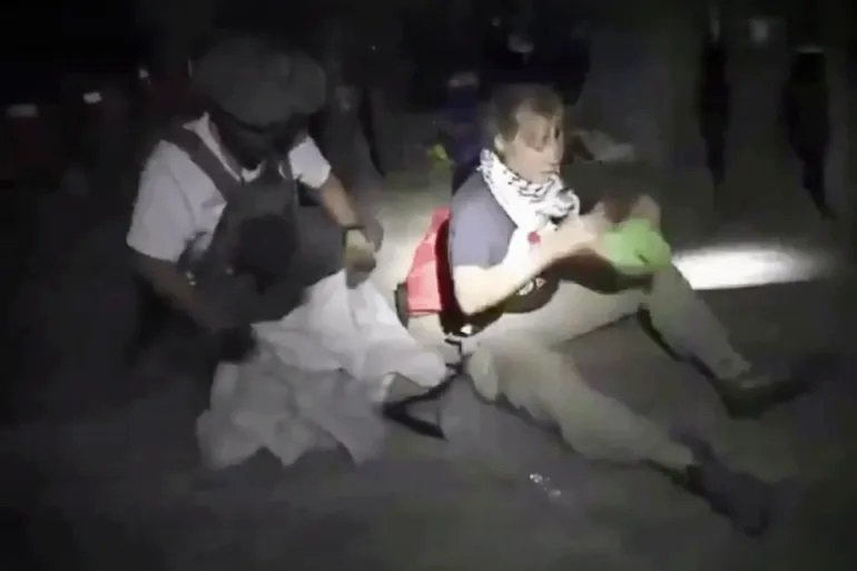 اعتقال الناشطين في أسطول الصمود بالمياه الدولية قبل الوصول إلى شاطئ غزة (الجزيرة)