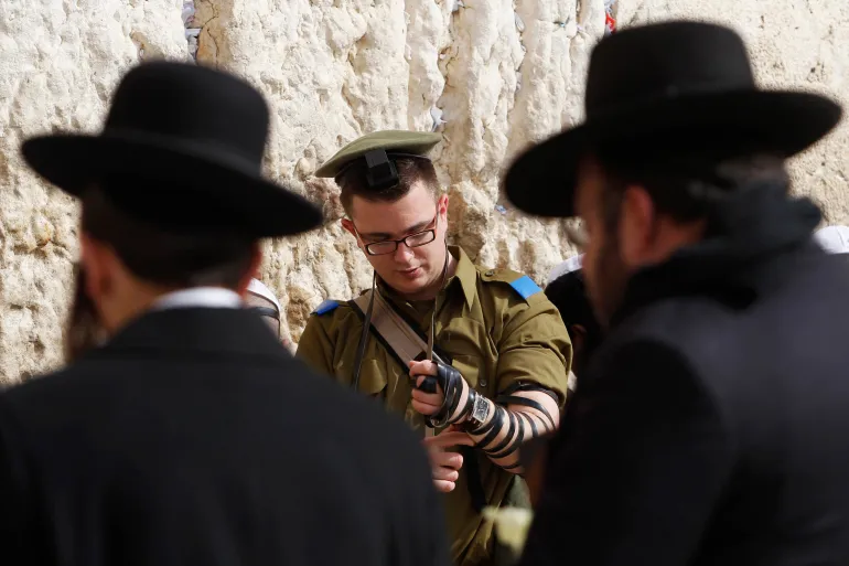 الكاتب: في مقابلة مع صحيفة هآرتس حذر رئيس الوزراء الإسرائيلي السابق إيهود أولمرت، من شبح تفكك دولة إسرائيل ما لم يتم التوصل إلى حل الدولتين مع الفلسطينيين (وكالات)