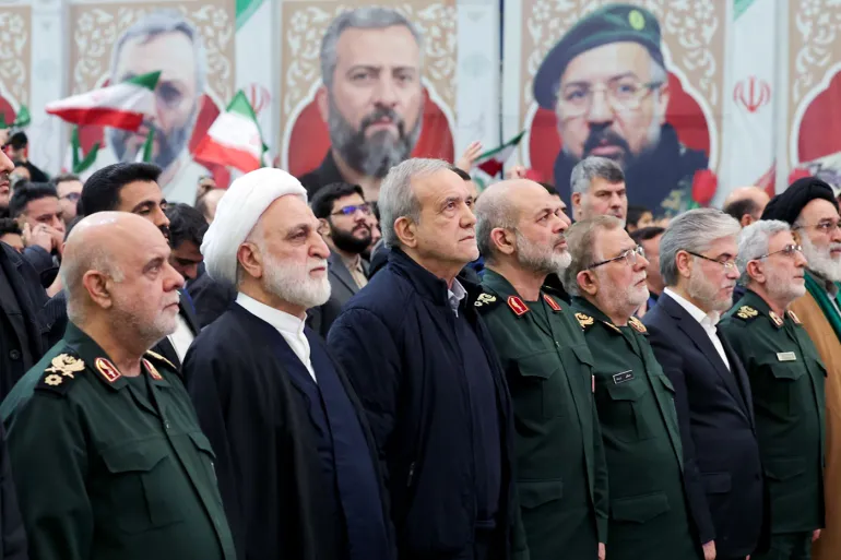 الرئيس الإيراني بزشكيان (الثالث من اليسار) وقادة بارزون يشاركون في مراسم إحياء الذكرى السادسة لاغتيال قاسم سليماني قائد فيلق القدس الإيراني (شترستوك)